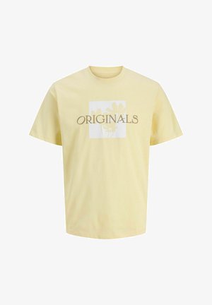 Geel katoenen t-shirt met een relaxte pasvorm, met een vierkante grafiek van bladeren en het woord "ORIGINALS" in bruin. Korte mouwen.