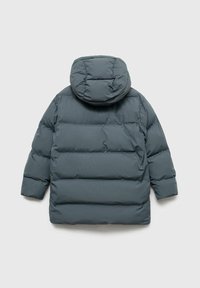 Siva napihnjena jakna s kapuco in prešito zasnovo. Ima vodoravne črte, dolge rokave in lahko, izolirano strukturo.