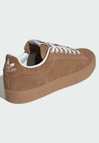 adidas Originals STAN SMITH CS - Tenisice - brown desert   core white   gum