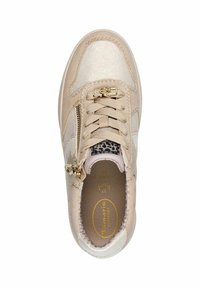 Hellbeige Sneaker mit metallischen Akzenten, strukturiertem Finish, vorderen Schnürsenkeln, seitlichem Reißverschluss und einem Leopardenmuster-Futter. Goldene Markenlogo auf der Innensohle.