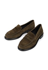 Brązowe zamszowe mokasyny o designie w stylu mokasynów, z przeszytym noskiem i niskim czarnym obcasem. Gładka tekstura i minimalne detale.