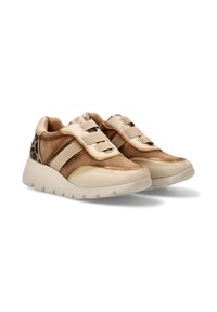 Zapatillas beige y marrón con suelas blancas gruesas, dos correas beige en lugar de cordones y detalle de estampado de leopardo en el talón.