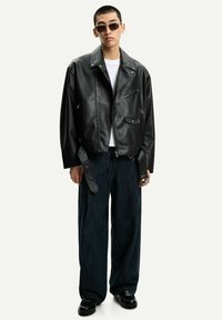 Bershka Bunda z nepravej kože - black