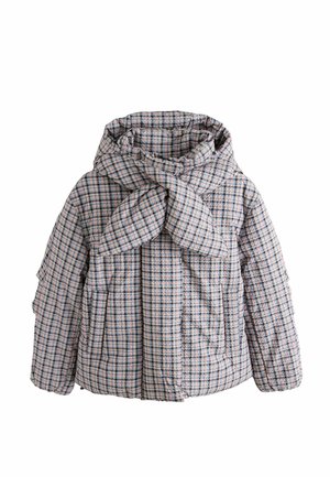 Steppjacke mit hellrosa, blauem und schwarzem Karomuster und integriertem Schal, der am Hals gebunden ist, vor weißem Hintergrund.