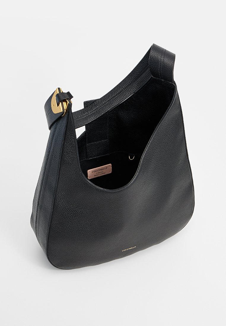 Borsa hobo in pelle nera con una forma morbida, caratterizzata da una superficie con texture e un accento in hardware dorato sulla tracolla. Tasche interne visibili.