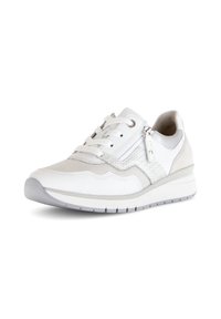 Witte sportieve schoen met stoffen en leren accenten, voorzien van een gestructureerd zilveren detail, vetersluiting en een zijrits voor gemakkelijke toegang.