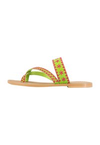 Platta sandaler med gröna tygremmar som har rosa dekorativt broderi. Sulan är tan och tillverkad av hållbart material.