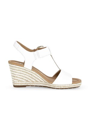 Bílé klínové sandály s designem T-popruhu, s texturovanou rope podrážkou, světle hnědým stélkou a bočním přezkovým akcentem.
