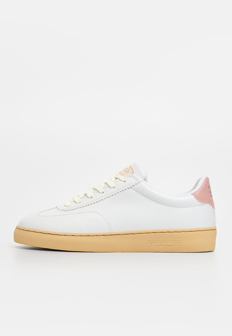Baskets en cuir blanc avec semelle en caoutchouc beige, accent de talon rose et design à lacets blanc. Texture lisse, style minimaliste.