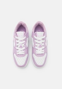 Karl Kani Joggesko - lilac/white