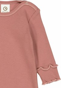 Różowa bluzka z długim rękawem o ryfrowanej fakturze z falbaniastymi mankietami i zapięciem na zatrzask przy dekolcie. Wykonana z oddychającego materiału.