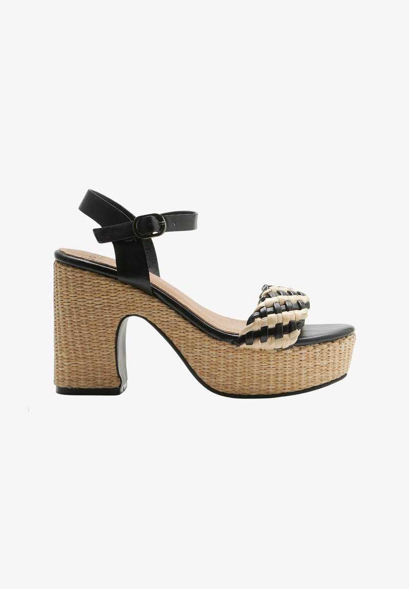 Mustat platform-sandaalit, joissa on kudottu luonnonkuitu etuvyö, nilkkahihna ja paksu teksturoitu korko. Sileät nahkaakkentit.
