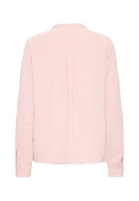Camicia a maniche lunghe rosa chiaro con colletto, piega sul retro e polsini abbottonati. Tessuto morbido con una texture liscia e un design semplice.