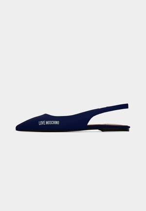 Námořnicky modrá balerína se zavazováním za patou, špičatou špičkou a nápisem "LOVE MOSCHINO" potištěným bílou barvou na boku.