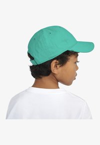 Nike Sportswear FUTURE CURVE BRIM UNISEX - Šiltovka - stadium green