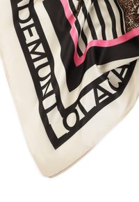 Hedvábný šátek s krémovým pozadím, černými a růžovými geometrickými vzory a leopardím potiskem v jednom rohu.