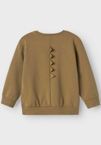 Felpa marrone con scollo rotondo, maniche lunghe e orlo a costine. Presenta un dettaglio a zigzag con taglio sul retro per un tocco di design in più.