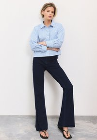 Next REGULAR FIT - FLARE LEG  - Leggingek - Nadrágok - rinse