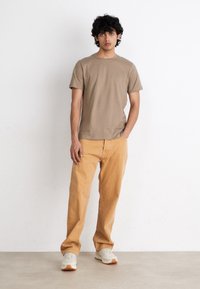 BOSS TALES - Jednoduché tričko - open brown