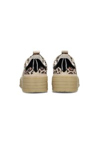 Sneaker con stampa leopardata, con tomaia in tessuto beige, dettagli in pelle verniciata nera e suola chunky beige. Presenta un tassello sul retro.