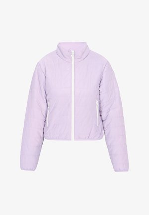 Afklippet lavendel puffjakke med opretstående krave, hvid lynlås og to sidelommer med lynlås; har quilttet tekstur.