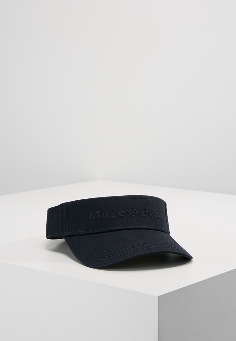 Visière de sport en tissu noir avec visière courbée et logo "Marc O'Polo" brodé sur la bande frontale, placée sur une surface blanche.