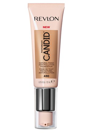 Revlon Candid Foundation in einer 22 mL Tube. Helles Beige mit mattem Finish, ausgestattet mit einem Pumpspender und Anti-Verschmutzungs-Siegel.