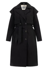 Czarny trench coat z złożonym kołnierzem, podwójnym zapięciem z przodu i paskiem do związania. Wykonany z gładkiego materiału o delikatnym połysku.