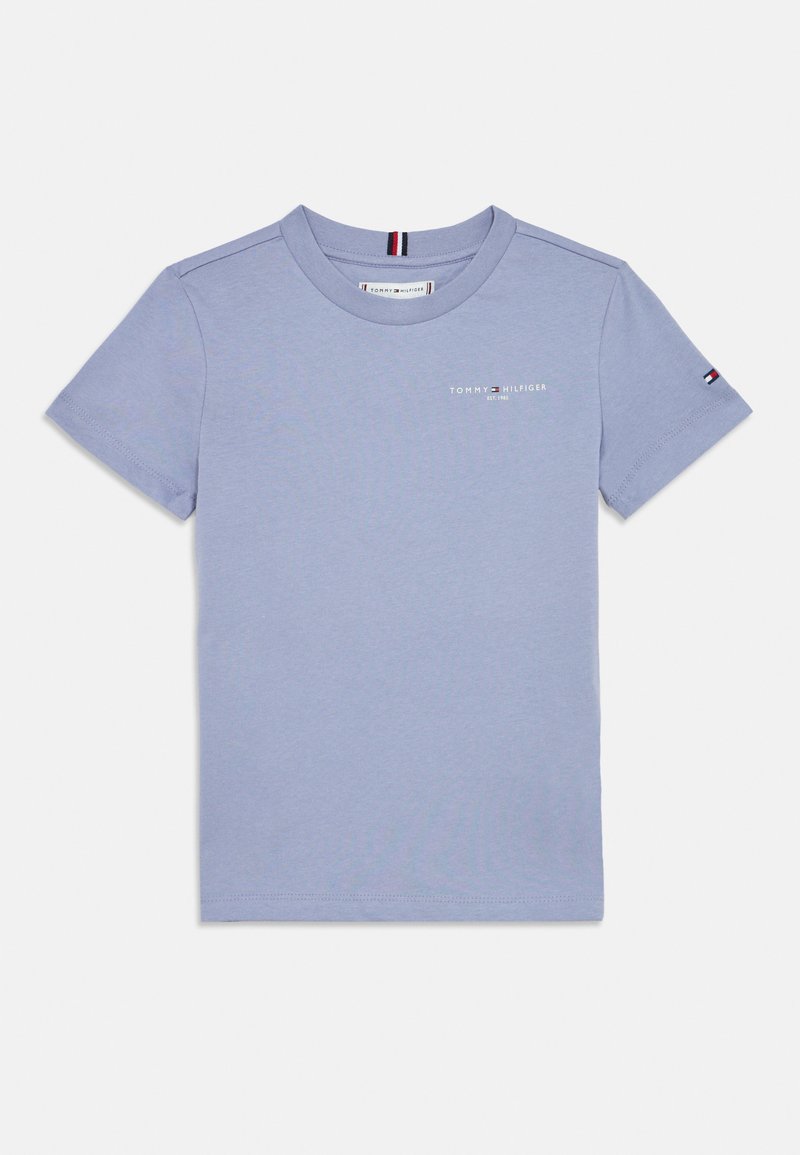 Heledsinise lühikeste varrukatega ümardatud kraega T-särk, millel on rinnal väike Tommy Hilfigeri logo ja tekst ning vasakul varrukal lippembleem.