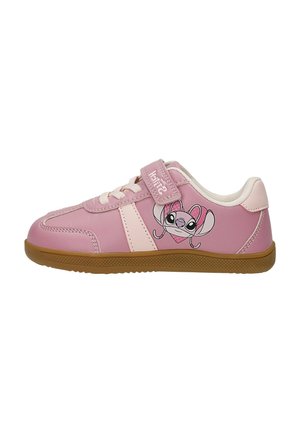 Baskets pour enfants roses avec lacets blancs et bride, semelle marron, et personnage de souris de dessin animé avec de grandes oreilles sur le côté.