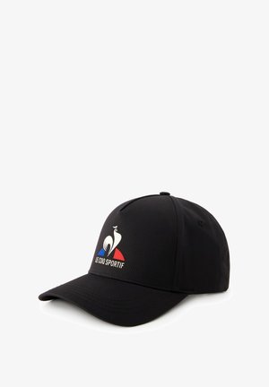 Casquette de baseball noire en tissu, ornée d'un logo avec un coq stylisé et des accents colorés en rouge et bleu à l'avant.