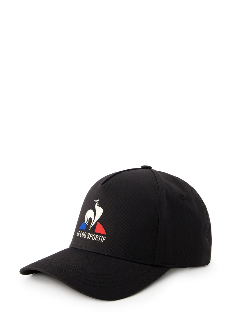 Gorra de béisbol negra de tela, con un logo que presenta un gallo estilizado y acentos de color rojo y azul en la parte frontal.