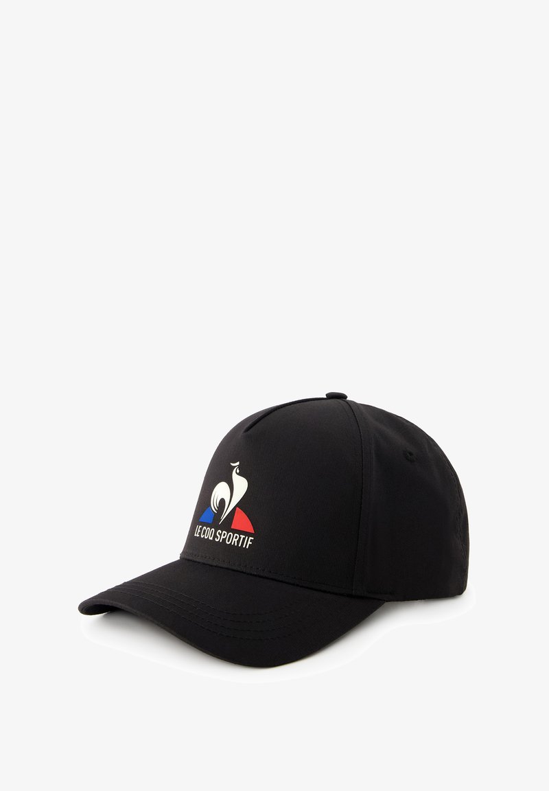 Gorra de béisbol negra de tela, con un logo que presenta un gallo estilizado y acentos de color rojo y azul en la parte frontal.