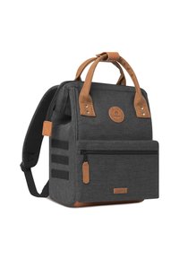 Grijze canvas rugzak met bruine leren accenten, bovenhandvaten en een voorvak met rits. Bevat meerdere zijkleppen en een gestructureerd oppervlak.