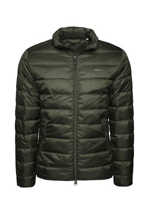 Dunkelgrüne, gesteppte Jacke mit Reißverschluss, hohem Kragen und GANT-Logo auf der Brust, mit seitlichen Reißverschlusstaschen und horizontaler Steppung.