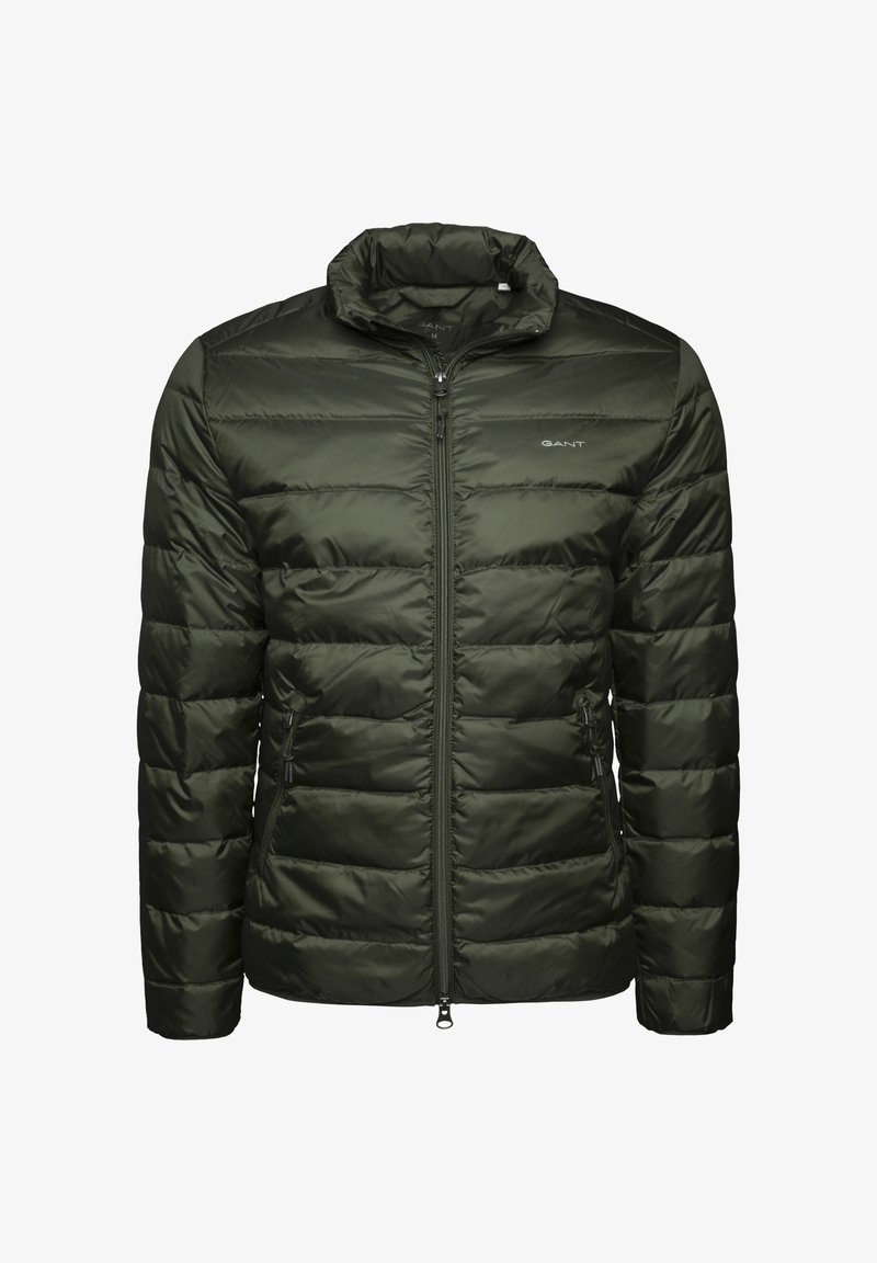 Chaqueta acolchada verde oscuro con cremallera y cuello alto, con el logo GANT en el pecho, bolsillos laterales con cremallera y costuras horizontales.