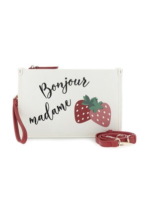 Biała kopertówka z czerwonym suwakiem i paskiem, z nadrukiem tekstu „Bonjour madame” oraz dwoma ilustrowanymi truskawkami, z odpinanym długim czerwonym paskiem.