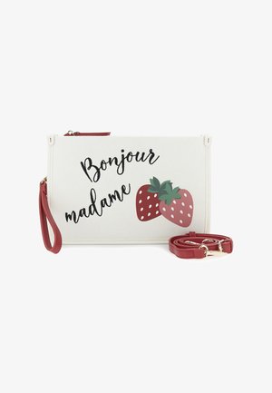 Hvid clutch taske med rød lynlås og rem, trykt med teksten "Bonjour madame" og to illustrerede jordbær, med aftagelig lang rød rem.