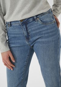 Culture CUCYRINE AMI FLARE - Jean bootcut - medium vintage blue wash
