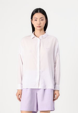Helle rosa gestreifte Hemd mit Knopfleiste und langen Ärmeln, lässige Passform, kombiniert mit lavendelfarbenen Shorts. Besitzt ein dezentes gesticktes Logo.
