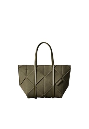 Olivengroene doorgestikte handtas met twee handvatten en een klein rechthoekig Calvin Klein-logo label aan de voorkant.