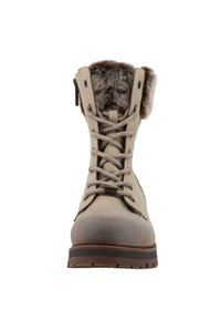 Béžové kotníkové boty s falešným kožíškem na límci, kulatou špičkou, robustní gumovou podrážkou, kovovými očky a kontrastními tkaničkami.