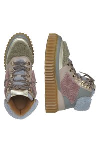 Sneaker multicolore con suola spessa, caratterizzato da un mix di texture che includono pelliccia sintetica, pelle e accenti metallici. Design della punta arrotondata.