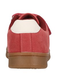 Röda mockaskor med en vit läderhälla, texturerad gummisula och nätliknande tunga. Har stickade detaljer och en lågt skuren design.