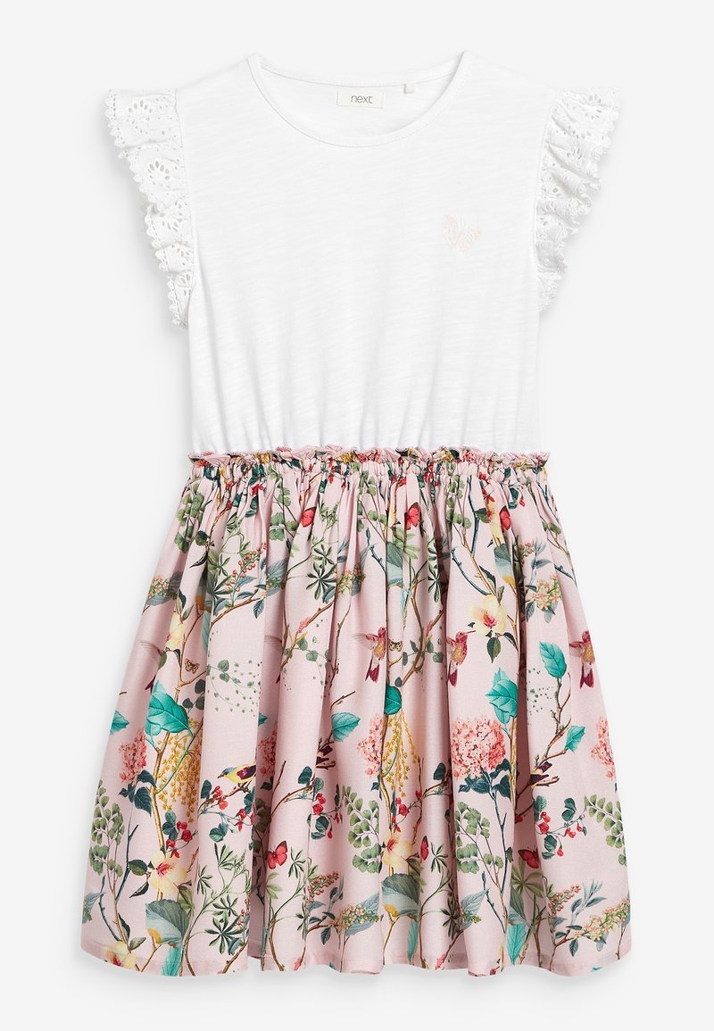 Robe blanche sans manches avec un galon en dentelle sur les épaules et une jupe rose froncée ornée d'un motif détaillé de fleurs et d'oiseaux.