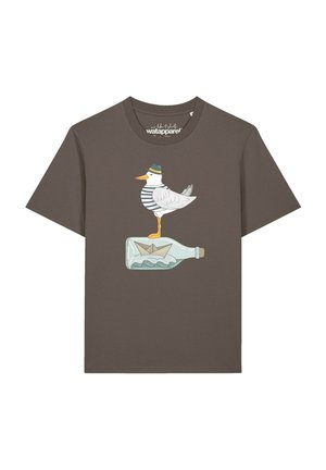 Dunkelgraues T-Shirt mit einer Möwe, die einen Hut und ein gestreiftes Hemd trägt und auf einer Glasflasche steht, die ein Papierboot und Wellen enthält.