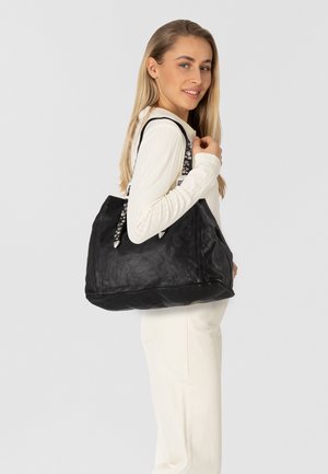 Borsa a tote nera in pelle con finitura testurizzata e hardware in tono argento. Presenta manici borchiati e un design spazioso per un uso versatile.