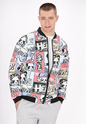 Bunt gemusterte Bomberjacke mit grafischen Einsätzen, die Cartoon-Pandas, Text und abstrakte Designs zeigen. Hergestellt aus glattem Stoff mit gerippten Bündchen.