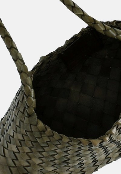 Sac tote en cuir tressé avec deux poignées tressées, montrant l'intérieur spacieux et ouvert dans une couleur vert olive atténuée.