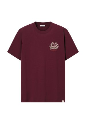 T-shirt bordeaux à manches courtes avec un petit motif de crabe beige et le texte "Riviera di Cetara" sur le côté gauche de la poitrine.